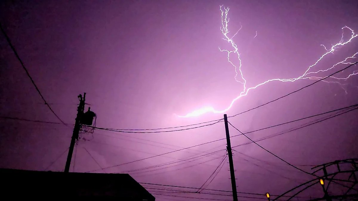 Lightning,, Cloud To Air Show tonite in #reedleyca #storm lightning #centralca 
Just for the record 
Lightning Happens When the negative Charges (electrons) from the bottom of the Cloud attracts the positive charges (Protrons) in the ground 
(I looked it up😄)