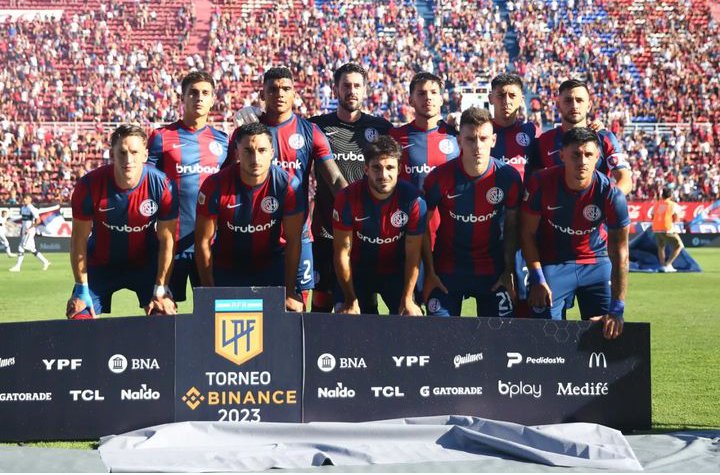 Leooooooooo07's tweet photo. Que huevos tienen que tener estos tipos para jugar casi todos los partidos a las 17:00hs con el calor que esta haciendo en la Argentina, eso es tener huevos y amor por la camiseta. Y de yapa ganamos todos los partidos jeje.💙❤️ https://t.co/d54cRWyGIO