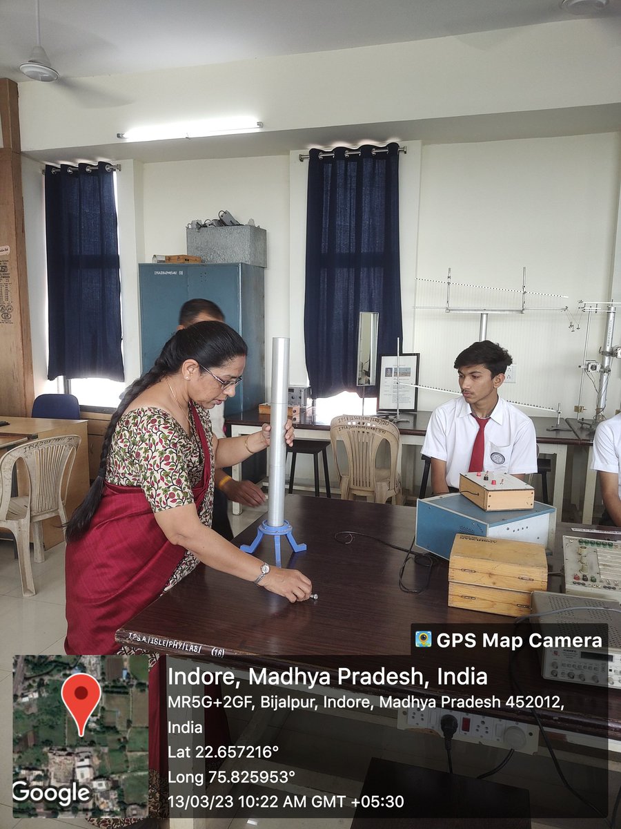 IpsIsr's tweet photo. School students of Indore Public Scool visited the physics laboratories of ISR, IPS Academy. Many interesting experiments like #eddycurrents and #lissagiusfigure were demonstrated to incite interest toward physics among school students.
#ISRIPSA #DEPARTMENTOFPHYSICS https://t.co/ge2FL7mfEw