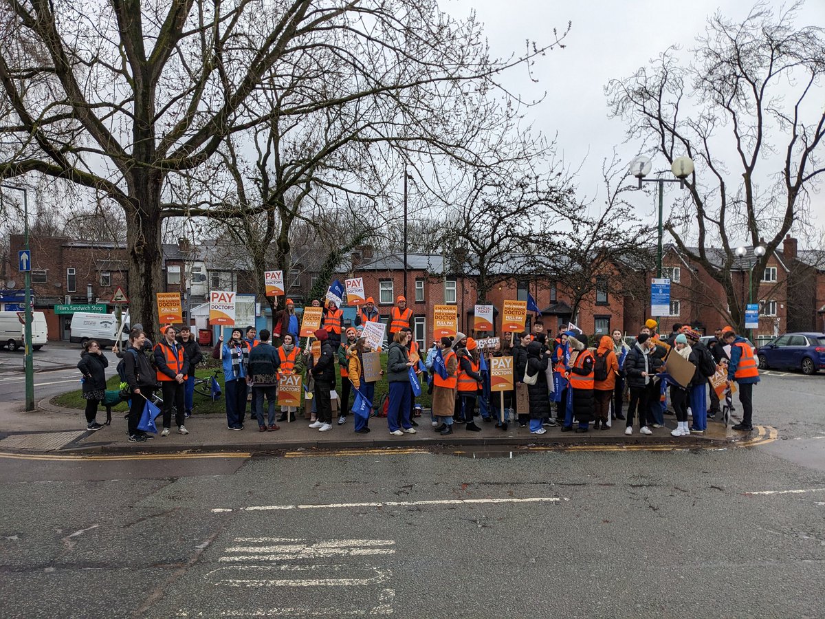 DrJVThompson's tweet photo. Pay down 26% from 2008 to Apr 2022.

The biggest workforce crisis the UK has ever seen.

A preventable death for every 72 patients who wait 8+ hours in A&amp;E - 23,000 last year.

This cannot continue - full pay restoration now.

#juniorDoctorStrike @BMA_JuniorDocs  @NWJDC https://t.co/azh20kC08L