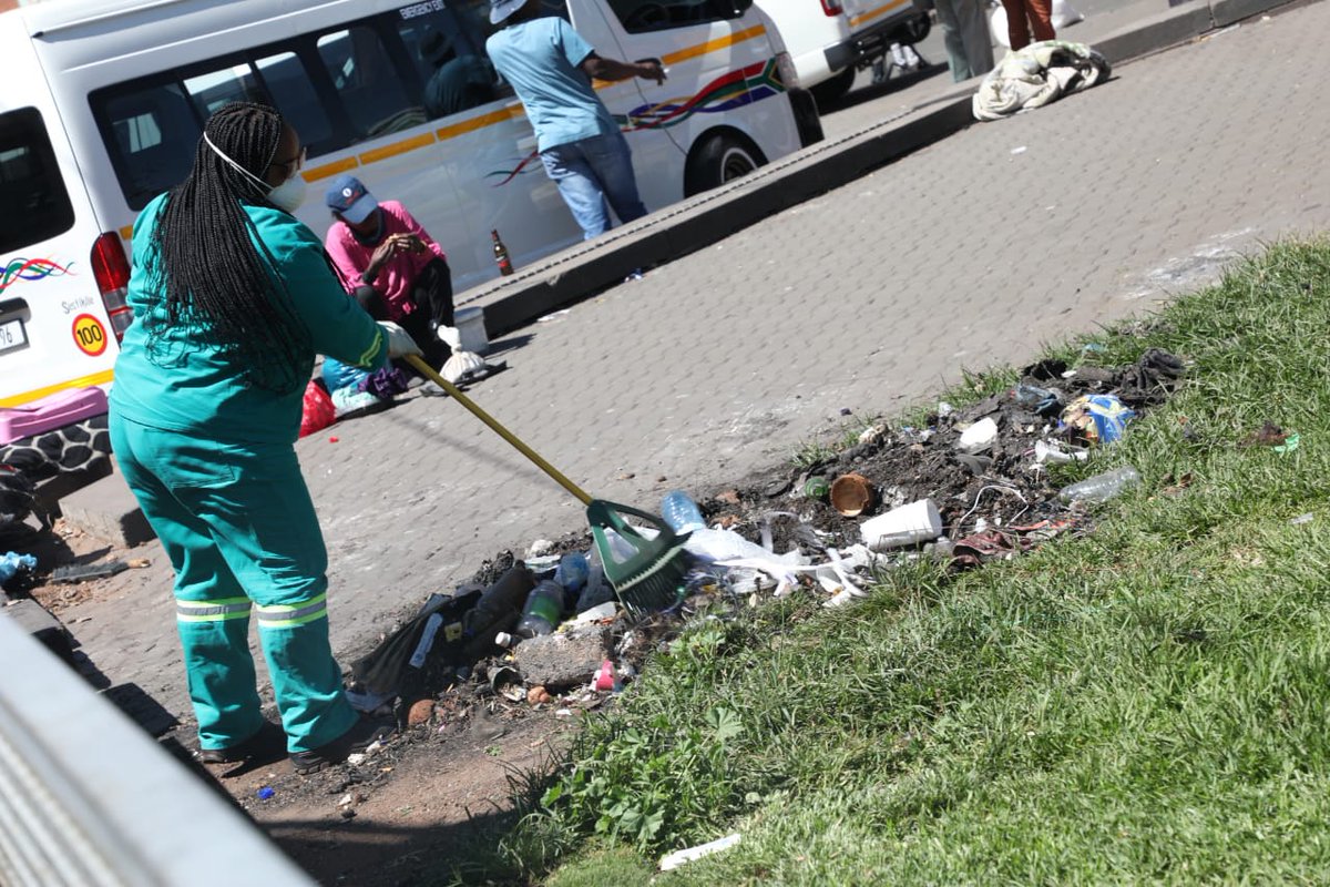 OfficialGDARD's tweet photo. Before and After effects of the Inner-city Clean Up #GrowingGautengTogether #GDARDEatWork #TISHSila #Threadclosed https://t.co/MSEK9mzBrN