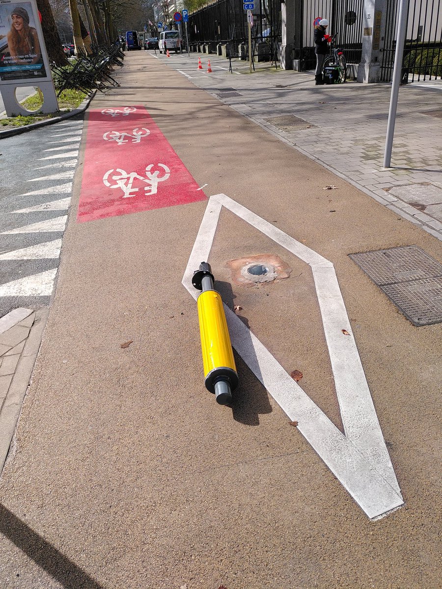 GeneralMeiser's tweet photo. Bollard down, request repairs immediately! (Signalled on Fix my Street) https://t.co/dgR241rP9Y
