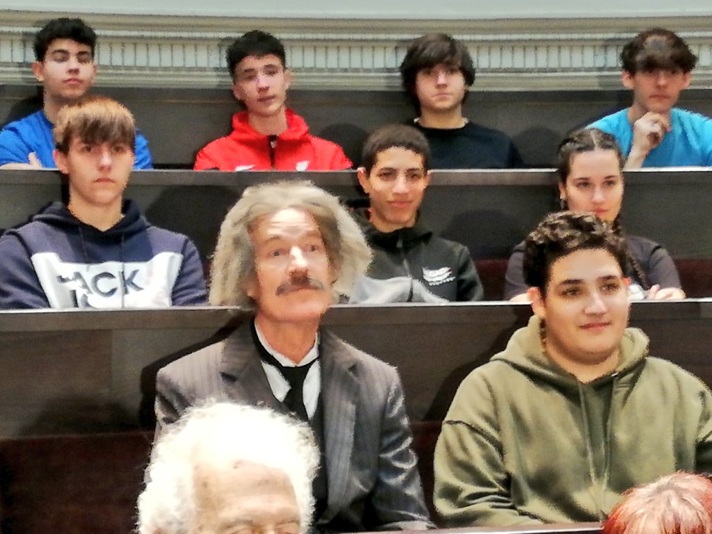unizar's tweet photo. El sabio alemán ha agradecido la calurosa bienvenida y ha realizado una visita al edificio #Paraninfo, en el que impartió dos conferencias en 1923. Ha mantenido una encuentro con alumnado del @InstitutoGoya y ha atendido a los medios de comunicación locales https://t.co/lupZdAe8Sw