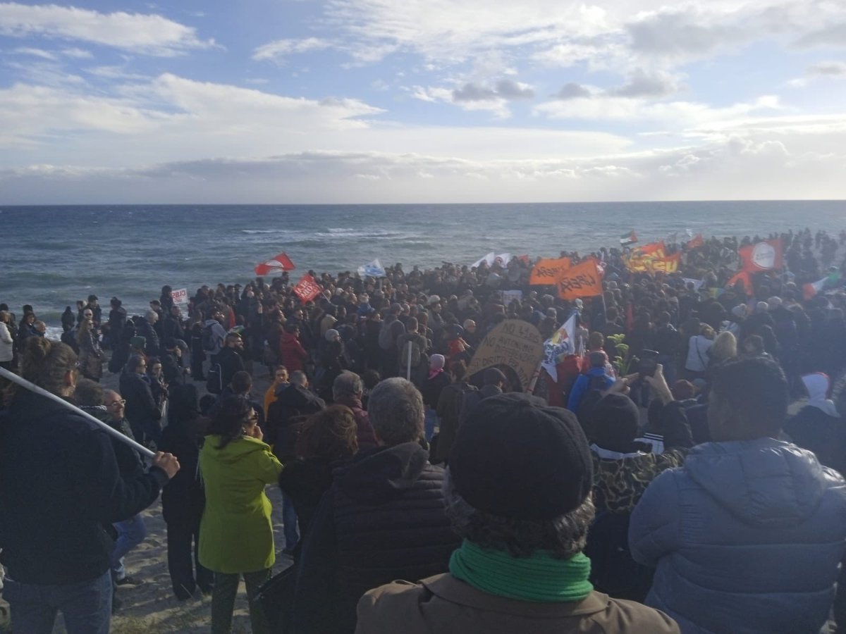 Medhope_FCEI's tweet photo. Sabato eravamo a #Cutro, alla manifestazione #fermarelastrage. 
Alcune immagini del corteo e altre foto del presidio che si è svolto nella stessa giornata in Sicilia, a #Sampieri, sempre in ricordo delle vittime dei naufragi nel #Mediterraneo. https://t.co/AZbEzI5j5r