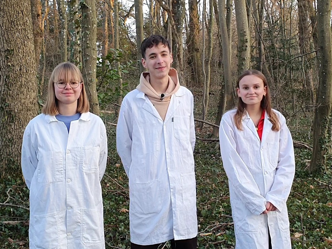 ChatrianLycee's tweet photo. 👏Félicitations à Clara, Constance et Florian, 🥇Lauréat des @OlympiadesB françaises de biologie académiques @acnancymetz  2023 avec le projet la "reviviscence de la mousse".
En route maintenant pour la finale nationale 👏 le 08 avril 2023 à Toulouse https://t.co/eQi7b2dRQK