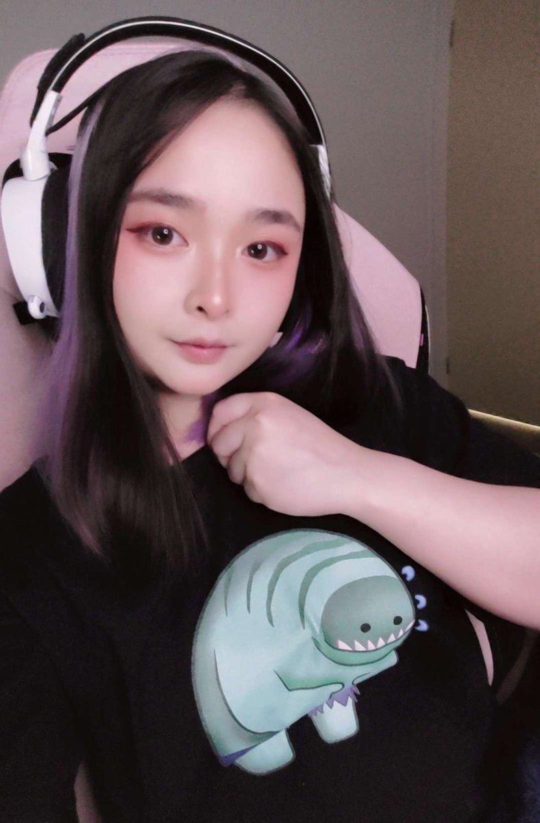 Cielvl_ttv's tweet photo. [LIVE NOW] HAPPY MONDAY. Rocking the Shy Watermelon Merch hehe 💖💖💖 Come watch the W we will have 
https://t.co/cFM286zm2u 

#twitchstream #streaming #livenow #dota2 #dota2community #dota2stream #aussie #asiangirl #streamergirl #femalestreamer https://t.co/BVtbbMHyBR
