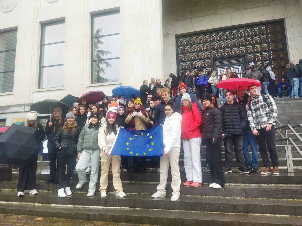 18 students from 1B travelled with their teachers to Brussels last week March 6 to 10. They took part in an Erasmus meeting with other 20 Swedish students and their teachers from Gymnasieskolan Knut Hahn, Ronneby
They visited the EU Parliament and the EU Commission
#ErasmusPlus
