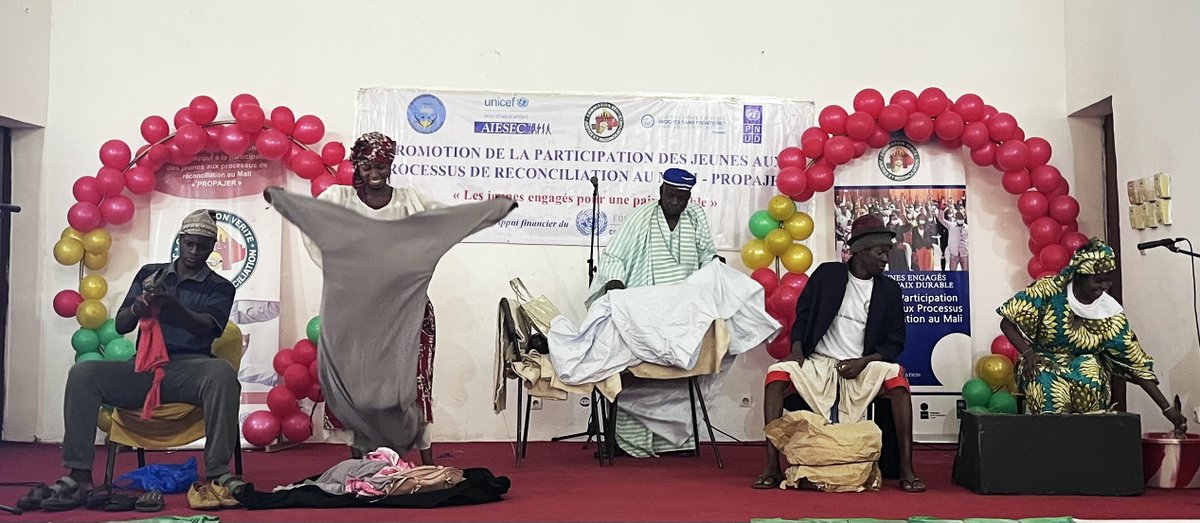 PNUDMALI's tweet photo. 1⃣1⃣0⃣universitaires dont 29🚺ont assisté (11/3) aux prestations artistiques organisées par @AIESEC & le Conservatoire Balla Fasséké avec l’appui @PNUDMALI pr engager les #jeunes à appuyer la #paix #réconciliation #justicetransitionnelle & le mandat de la #CVJR
🔵Projet #PROPAJER https://t.co/cp8aaOrLpH