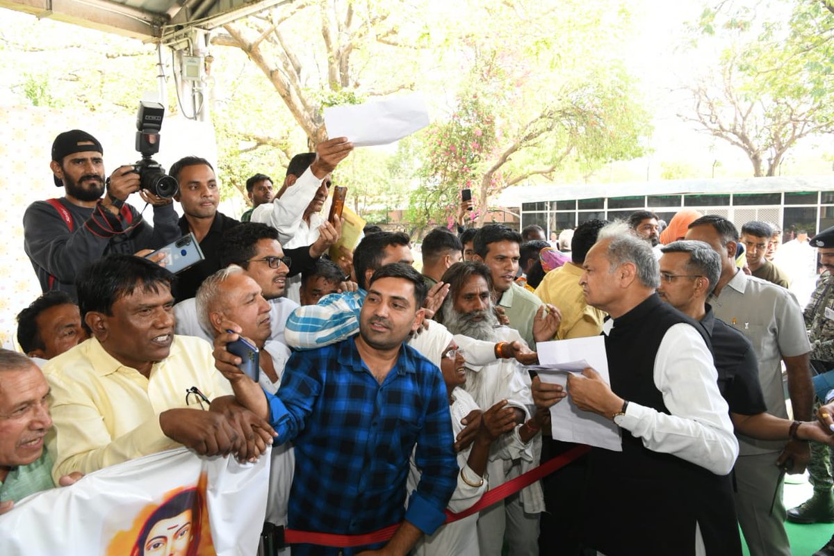 मुख्यमंत्री <a href="/ashokgehlot51/">Ashok Gehlot</a> जी ने हाल ही में बीएड बीएसटीसी धारी संविदा कर्मियों के मानदेय को बढ़ाने का फैसला किया है लेकिन उसमे अनट्रेंड साथियों का मानदेय नहीं बढ़ा हैं इस समस्या को लेकर आज <a href="/RajCMO/">CMO Rajasthan</a> में मुख्यमंत्री जी,और बाद में विधायक <a href="/BaljeetBehror/">Baljeet Yadav</a> और @DRathore_INC से मुलाकात की।