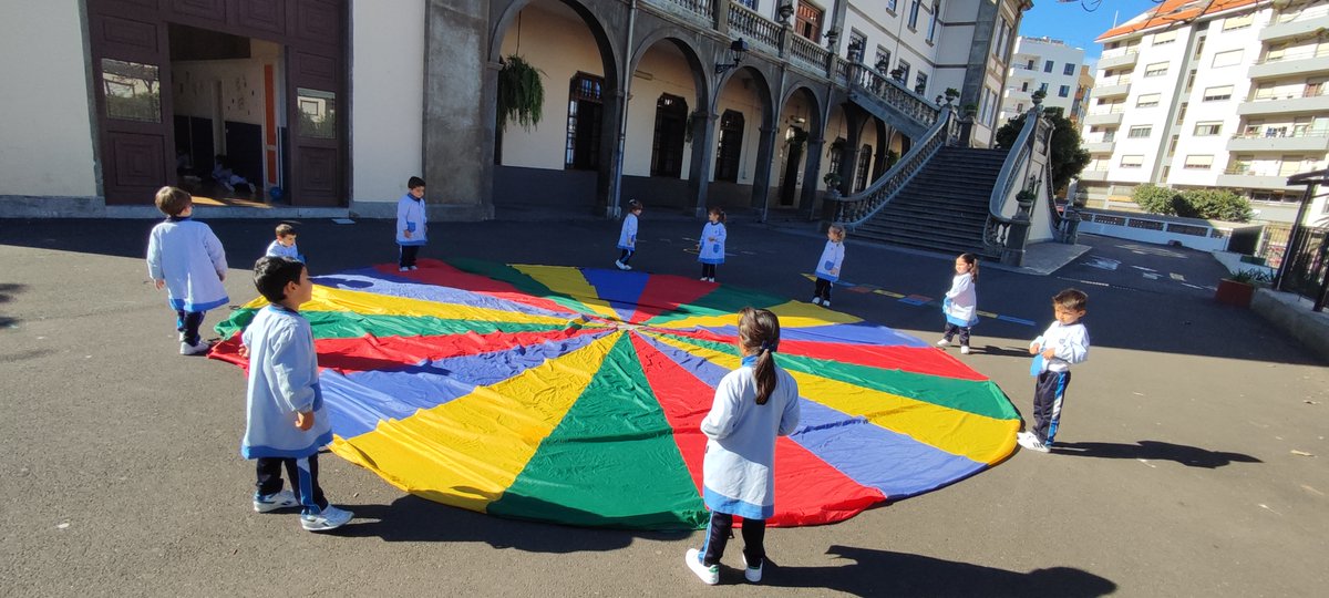 ColeMilagrosaOr's tweet photo. En los primeros siete años de la vida, el ser humano piensa con el cuerpo, razona con las manos y, por esta razón, los sistemas de aprendizaje deben centrarse en el trabajo perceptual-motriz. 4 años #educacióninfantil #Mevisur #colegiosHHCC https://t.co/XheRyV7Ehm