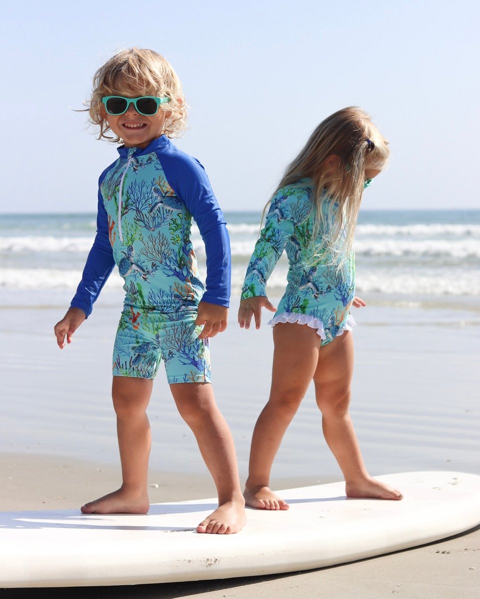 Never too young to learn how to surf 🏄‍♂️🏄‍♀️
…or to learn the importance of good sun protection ☀️ 😄👍

Cutest twins in our turtle prints over in sunny Florida 🐢 

Thanks to @twins.by.the.beach

#kidswhosurf #surferkids #nappychangeswimsuit #toddl