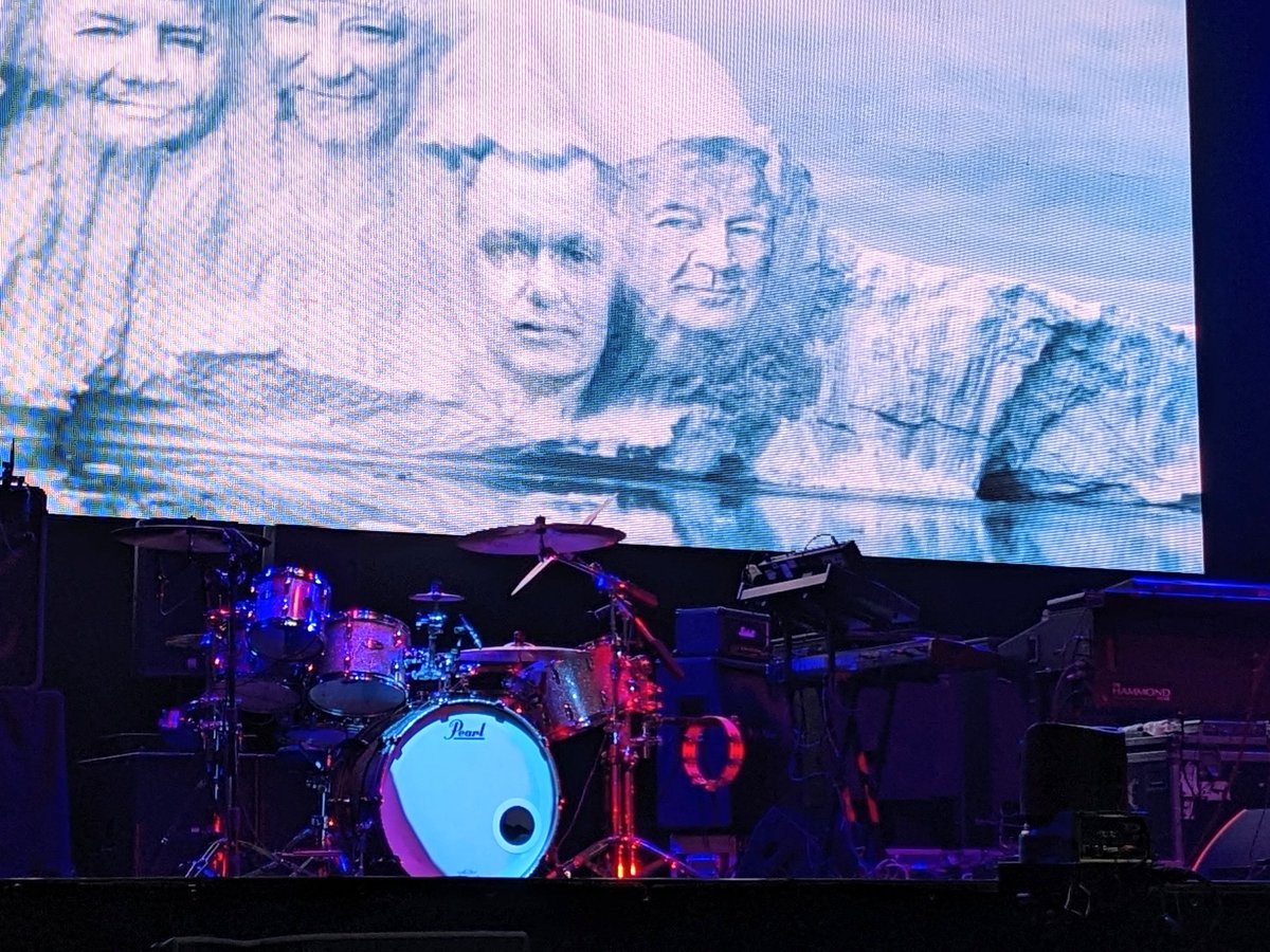 fromforthen's tweet photo. DEEP PURPLE来日公演初日武道館。Ian Paiceのドラムセット！ https://t.co/uiFn0ZtkWV