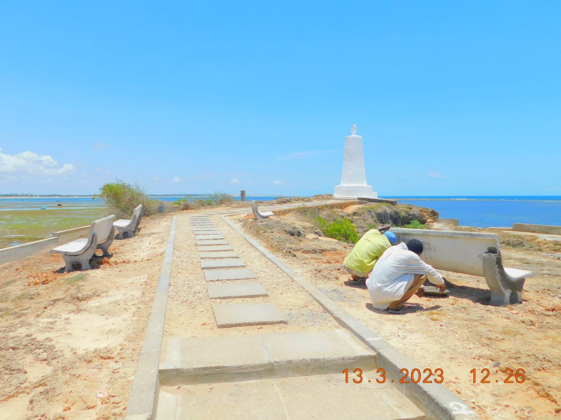 museumsofkenya's tweet photo. Come enjoy the newly installed benches at the Vasco Da Gama Pillar! Sit back and enjoy the scenic views as you learn more about our history.
#nationalmuseumsofkenya #vascodagama #malindi #tembeakenya https://t.co/LlYLzF11wi
