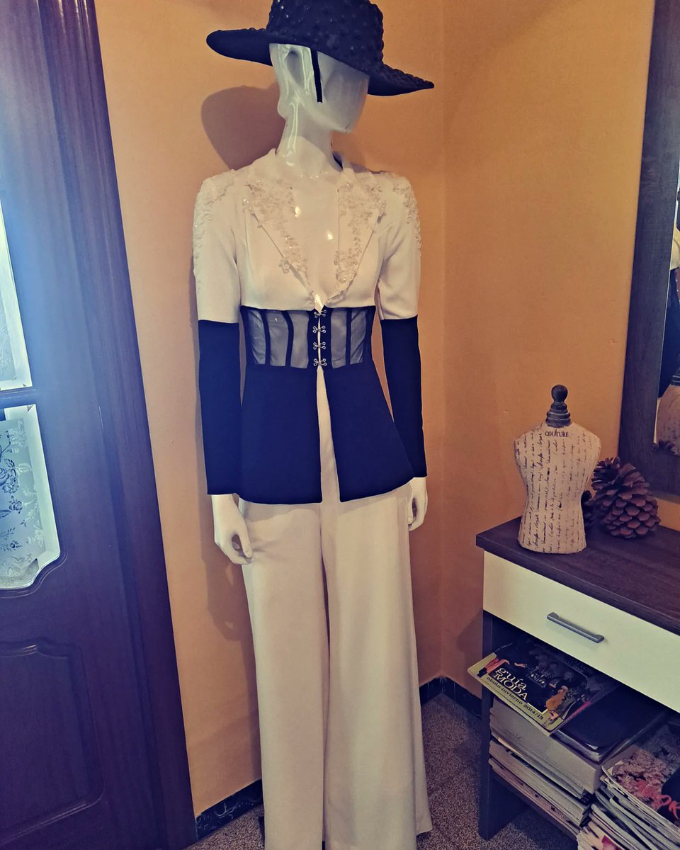 felipeduquedsgn's tweet photo. Conjunto espectacular con un binomio de color que nunca pasa de moda by @felipeduquedesigner
#felipeduquedesigner
#feria #hautecouturedress #conjunto #sevilla #huelva #costuraamedida #dreescode #fd https://t.co/O2Q5hhASSW