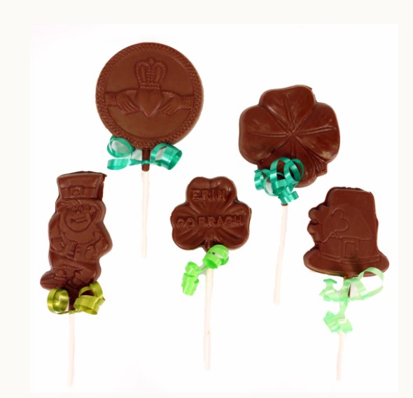 SuziSweetShoppe's tweet photo. 🍀It's time to get your green on for St. Patrick's Day! 

We have all the treats to make your holiday complete. From fudge to rainbow pretzels, Rice Krispy treats on a stick, chocolate clovers, leprechauns, horseshoes and more. 😍
https://t.co/Oj74Bg8bei https://t.co/jY0xqQgusu