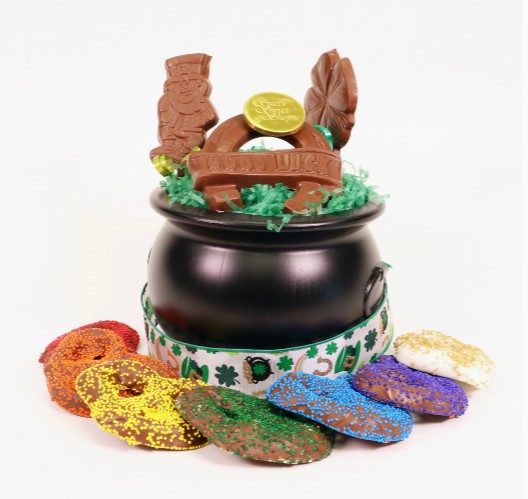 SuziSweetShoppe's tweet photo. 🍀It's time to get your green on for St. Patrick's Day! 

We have all the treats to make your holiday complete. From fudge to rainbow pretzels, Rice Krispy treats on a stick, chocolate clovers, leprechauns, horseshoes and more. 😍
https://t.co/Oj74Bg8bei https://t.co/jY0xqQgusu