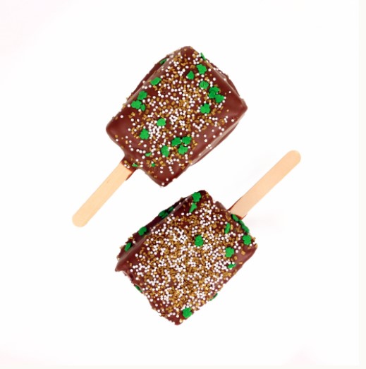 SuziSweetShoppe's tweet photo. 🍀It's time to get your green on for St. Patrick's Day! 

We have all the treats to make your holiday complete. From fudge to rainbow pretzels, Rice Krispy treats on a stick, chocolate clovers, leprechauns, horseshoes and more. 😍
https://t.co/Oj74Bg8bei https://t.co/jY0xqQgusu