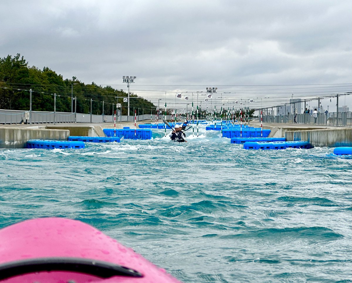 カヌースラロームセンター、開幕です！
フィニッシュプールのサーフィンウェーブがイイ感じになってます👍