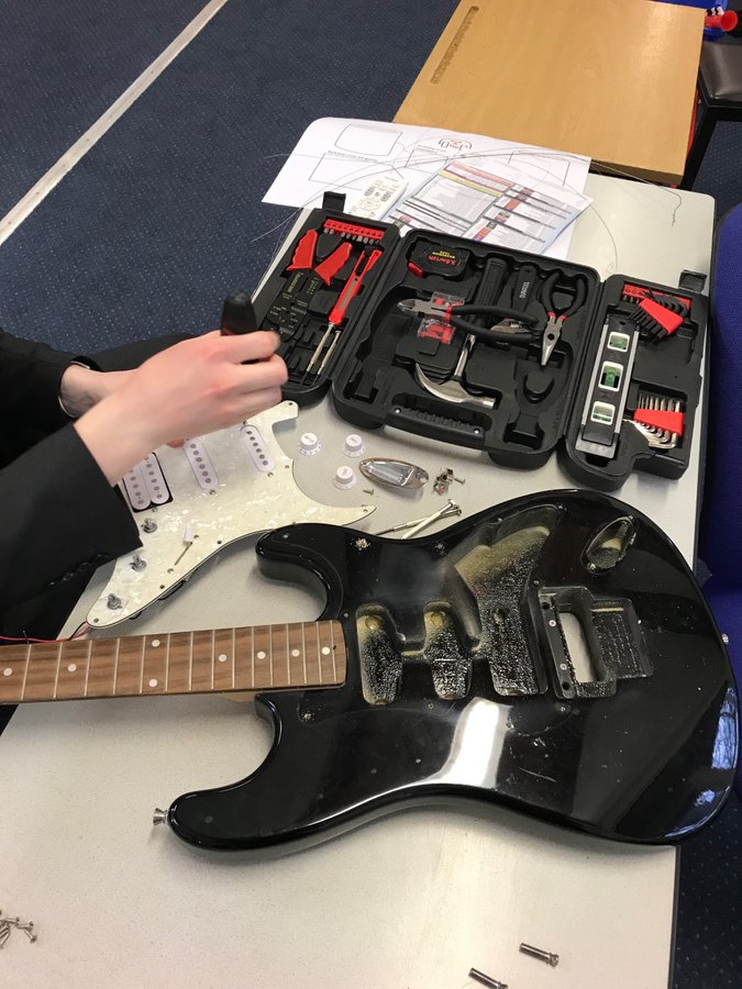 giggschool's tweet image. The best way to understand how an #electricguitar works is to take one to bits! #musictechnology at @giggschool 🎸🔧🎵