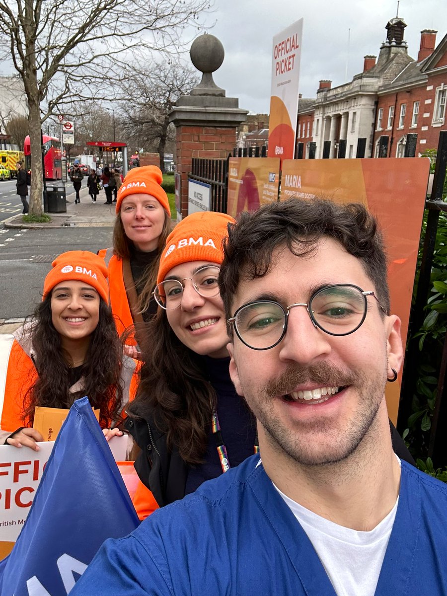 Maudsley picket bright and early! And windy 😂 #BMADoctorsVoteYes #JuniorDoctorsStrike