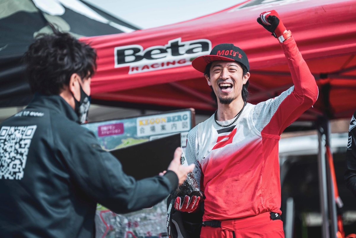 MOTOSALON_oka's tweet photo. 全日本ハードエンデューロ開幕戦㊗️
藤原慎也選手が優勝しました🥇
2023年からSHOT RACE GEAR🇫🇷のウエアを着て頂いておりGASGASのマシンにはR-TECHとdominoのパーツを装着して頂いております🙏
優勝おめでとうございます🎊
#domino
#RTECH
#SHOTRECEGEAR https://t.co/XQWHdCaUiC