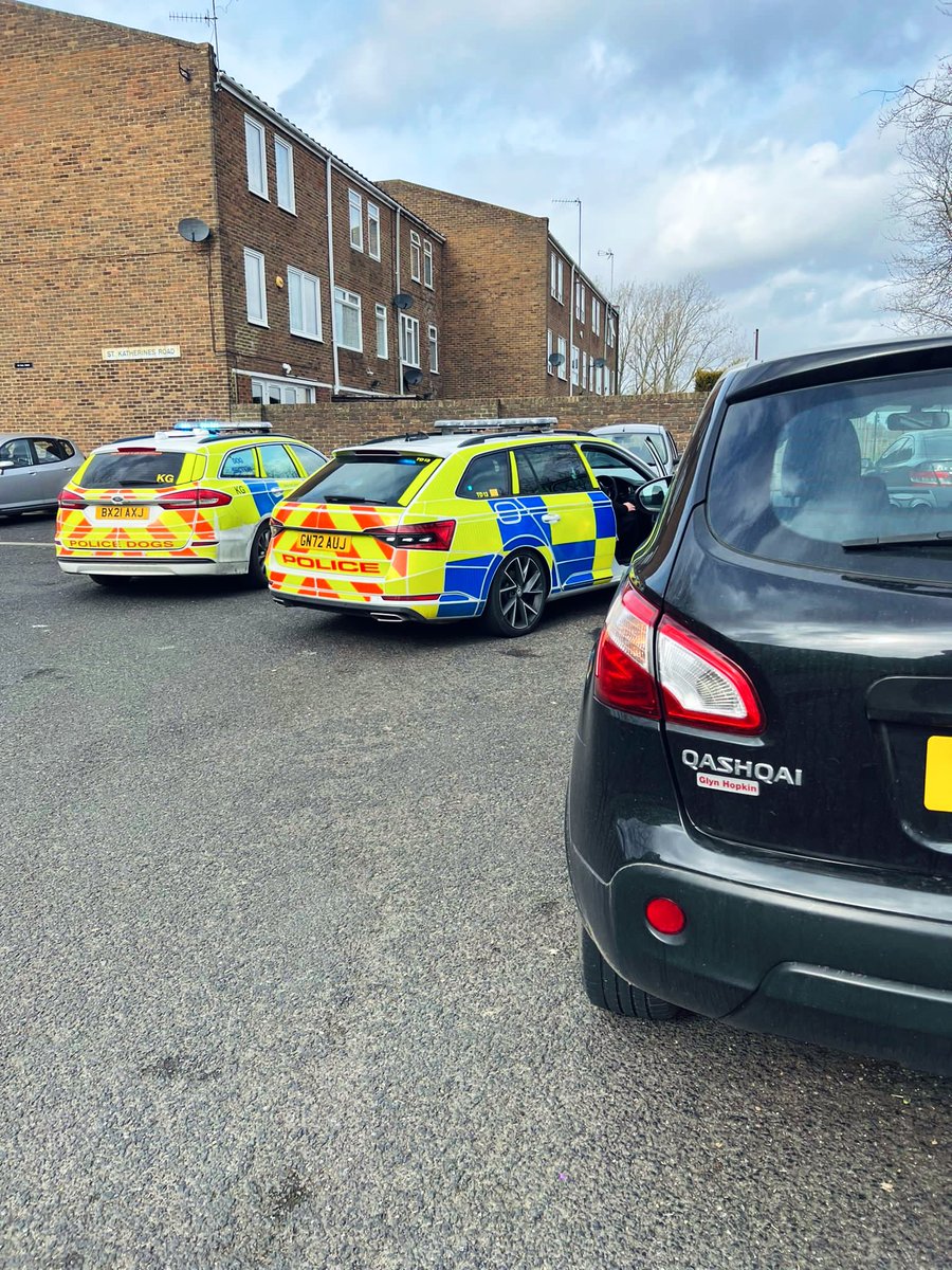 KentPoliceRoads's tweet photo. #Cloned vehicle identified by #RPU4, located in #Erith & with assistance from #RPU5 vehicle was followed, it then decided to #FTS, short pursuit, occupants then #Decamped & foot chase ensues, driver & passenger both caught and #Arrested for a number of offences @MetTaskforce ^TS https://t.co/eGU9YTagNH