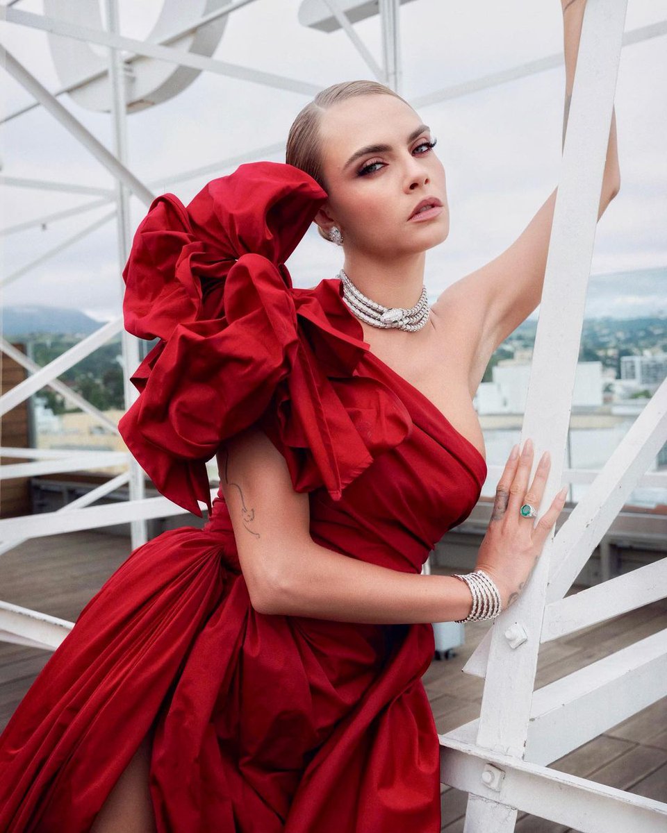 BritishVogue's tweet photo. Statement necklaces won big on the #Oscars red carpet: https://t.co/fmxFOp1HzU

© Instagram @Caradelevingne https://t.co/M5oAc1n9DF