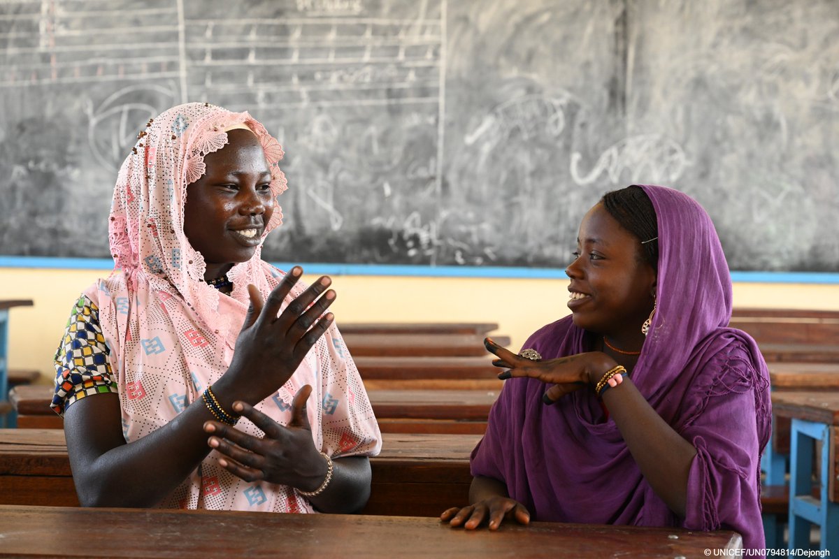 unicef_cat's tweet photo. 🔵Són imparables  
A la 📷:la Mariam, de 16 anys, que viu amb una discapacitat, i Kaltuma, de 20, que es va casar en una edat primerenca. Les dues tornen ara a l'escola al #Txad. 
#dretsinfants #FeliçDilluns https://t.co/elVuEOl1gG