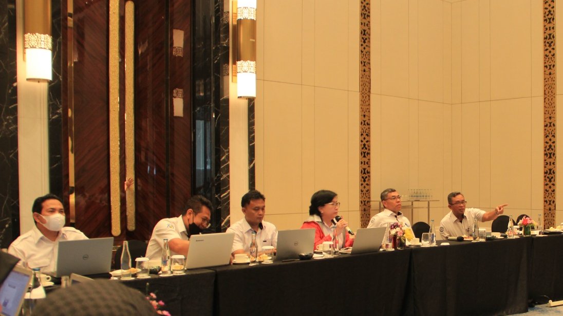 bppsdm_kp's tweet photo. Kegiatan dilanjutkan dengan sidang kelompok dengan masing-masing topik pembahasan, yaitu SMART Fisheries Village (SFV), Ocean Institute of Indonesia (OII), Pelatihan dan Sertifikasi
#KKPThrive #SDMKP #EkonomiBiru #SDMUnggul #ProgramBRSDM @kkpgoid @saktitrenggono @in_radiarta https://t.co/chamU8lqep