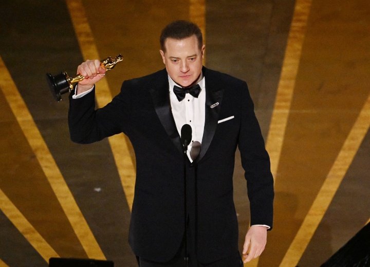 Brendan Fraser ha recibido el Oscar por su interpretación, no por su sufrimiento. La Academia no le ha hecho ningún tipo de favor, de hecho le ha abandonado DURANTE AÑOS. 

Es él el que se ha levantado, el que ha decidido seguir hacia adelante. El mérito es SUYO.