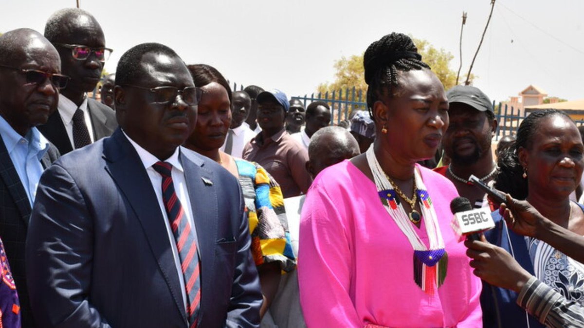RadioTamazuj's tweet photo. Education minister in #Warrap to promote girl child education #SouthSudan https://t.co/MHbI32qcqe https://t.co/kfbPM4mcdg