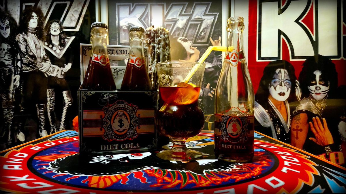 MoneyBagPoland's tweet photo. Monday - it speaks for itself, it's hard! But I know how you can make it more pleasant!MoneyBag Sodas drinks will improve your mood.Most importantly they are non-alcoholic, so you can safely drink them at work @genesimmons  @moneybagsodas  @kiss https://t.co/88UxhgflHr