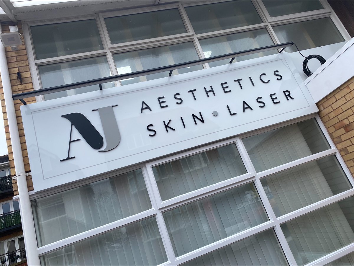 LinksSigns's tweet image. Stunner of a #fasciasign installed last week for AJ Aesthetics
White gloss tray, black 10mm thick acrylic lettering
Complementing black trough light 😍
#morethanjustasignmaker
linkssignsandgraphics.co.uk