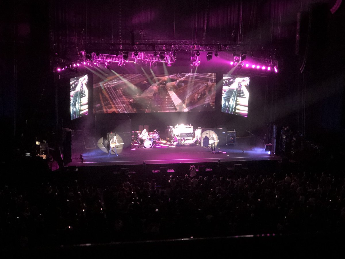 akiba_asterisk's tweet photo. ディープパープルのライブ始まりました！
一曲目は、ハイウェイスターですね。
#deeppuple 
#ディープパープル https://t.co/8Pjexq1Ijs
