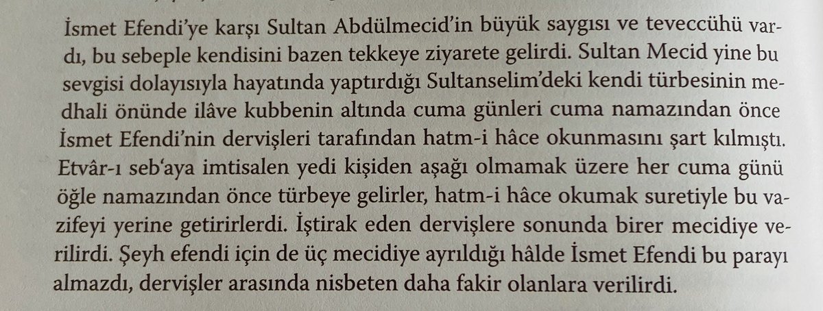 İsmet Ğarîbullâh Hazretleri’nin mürîdânı ile cumâ namazlarından önce hatm-i hâce icrâ ettikleri Sultan Abdülmecid Han türbesi önündeki ilave yapı