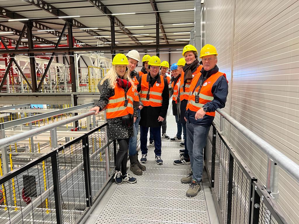 MKBNL's tweet photo. Nuttig werkbezoek met Friese fractie @JuisteAntwoord  bij de indrukwekkende Woningfabriek van Van Wijnen Bouwgroep in Leeuwarden, waarmee het bedrijf  flexibel, snel en betaalbaar kan bouwen. Ook een kijkje genomen bij het in aanbouw zijnde nieuwe stadium van @SCCambuurLwd https://t.co/UrmyqNwx8b