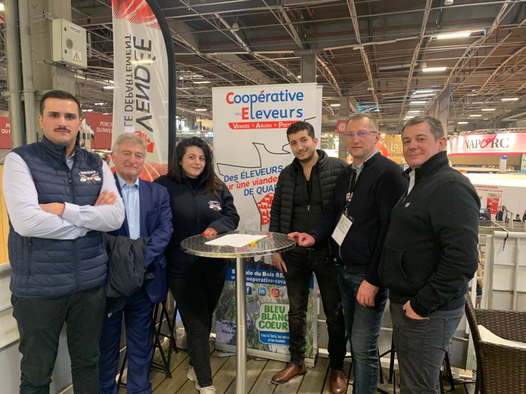 connexionPB's tweet photo. Le veau CEVAP BBC est la garantie d'une viande de qualité, saine et durable.  👨‍👩‍👧‍👦 
Déjà client CEVAP et Chateauroux Viandes, Boucherie Marguerite signait une convention tripartite il y a 10 jours au SIA. 🤝 
@PascalPaquier @BleuBlancCoeur 
#paris #bleublanccoeur #santé #viande https://t.co/B2LZhBcieq