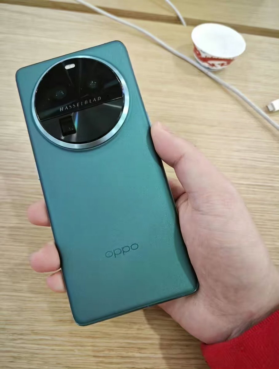 UniverseIce's tweet image. This is another color of OPPO Find X6 Pro.What do you think? Help me choose a color.