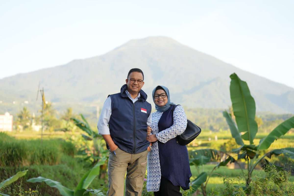 aniesbaswedan's tweet photo. Mengawali hari dengan jalan-jalan pagi bersama Fery Farhati di sekitaran Desa Cipicung, Kuningan. Menikmati udara segar serta keindahan Gunung Ciremai.

#AniesBaswedan #Cipicung #Ciremai #Kuningan #JawaBarat #UntukIndonesia https://t.co/G4VzQa2meD