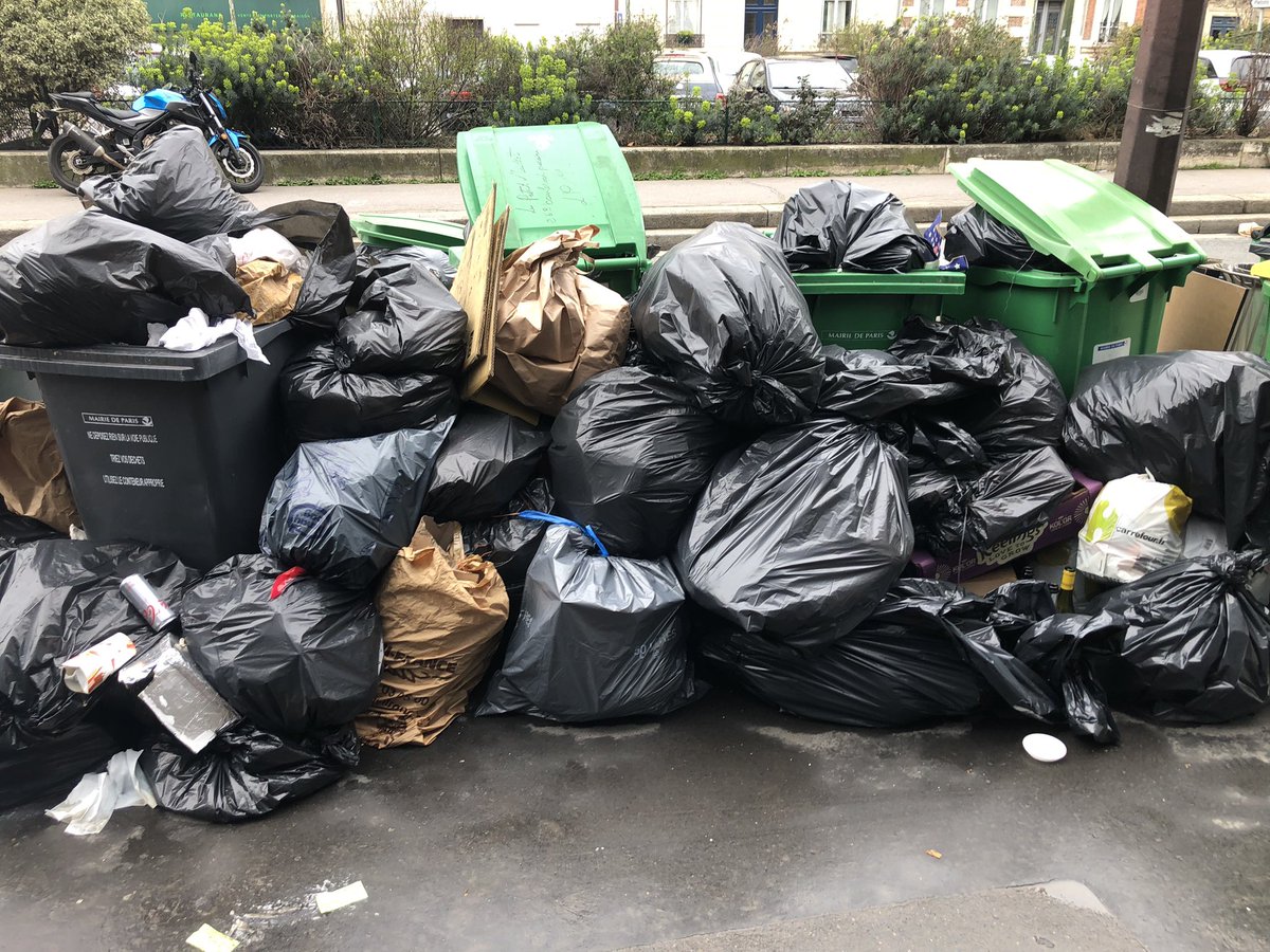 saccageMoliere (@saccagemoliere) on Twitter photo On me dit que les poubelles à #saccageparis serait en fait une performance d’art contemporain de la mairie « Poem against hate » en partenariat avec <a href="/PalaisdeTokyo/">Palais de Tokyo</a> visant à dénoncer la méchanceté du capitalisme et la société de consommation <a href="/carine_rolland/">Carine Rolland</a> vous confirmez ? On me dit que les poubelles à #saccageparis serait en fait une performance d’art contemporain de la mairie « Poem against hate » en partenariat avec <a href="/PalaisdeTokyo/">Palais de Tokyo</a> visant à dénoncer la méchanceté du capitalisme et la société de consommation <a href="/carine_rolland/">Carine Rolland</a> vous confirmez ?