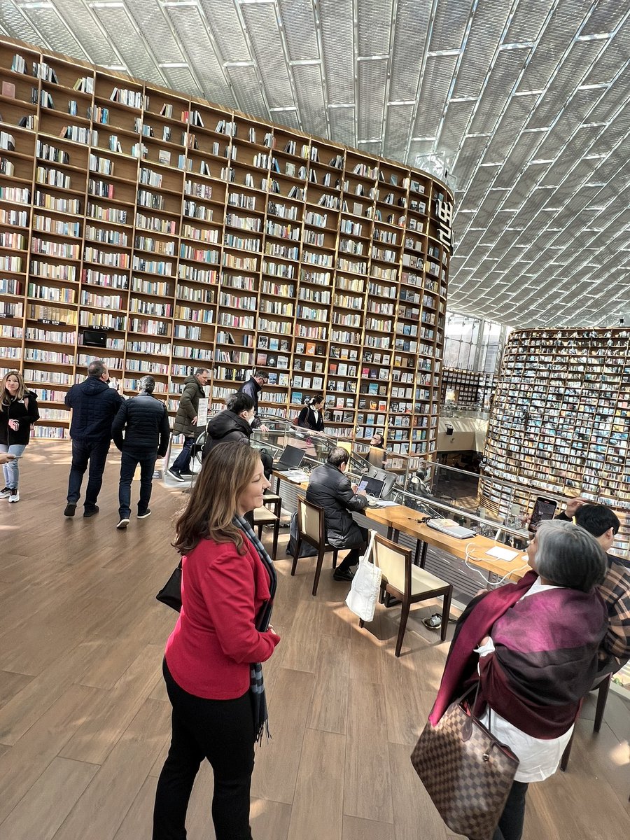 scott_annan's tweet photo. Splendid day 1 with a terrific group 🇬🇧 🇮🇪 🇺🇸 🇫🇷 🇮🇳 #Gangnam #Seoul #RetailLeaders #IROF #TheHyundai #Starfield #TheLibrary #LotteWorldTower #KoreanLunch #Tech #GS25 Lifestyle Platform store ⭐️⭐️⭐️⭐️⭐️ https://t.co/wUDPiEiffN