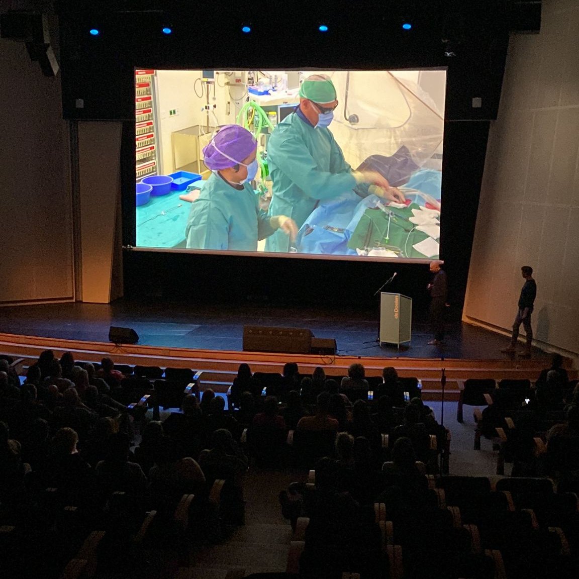 Afgelopen weekend in de Doelen: innovaties in de cardiologie! Op vrijdag 10 maart 2023 was in onze Willem Burger Zaal een live sessie te zien vanuit de cardiologische interventiekamer. Georganiseerd door @WesRotterdam. #WES2023