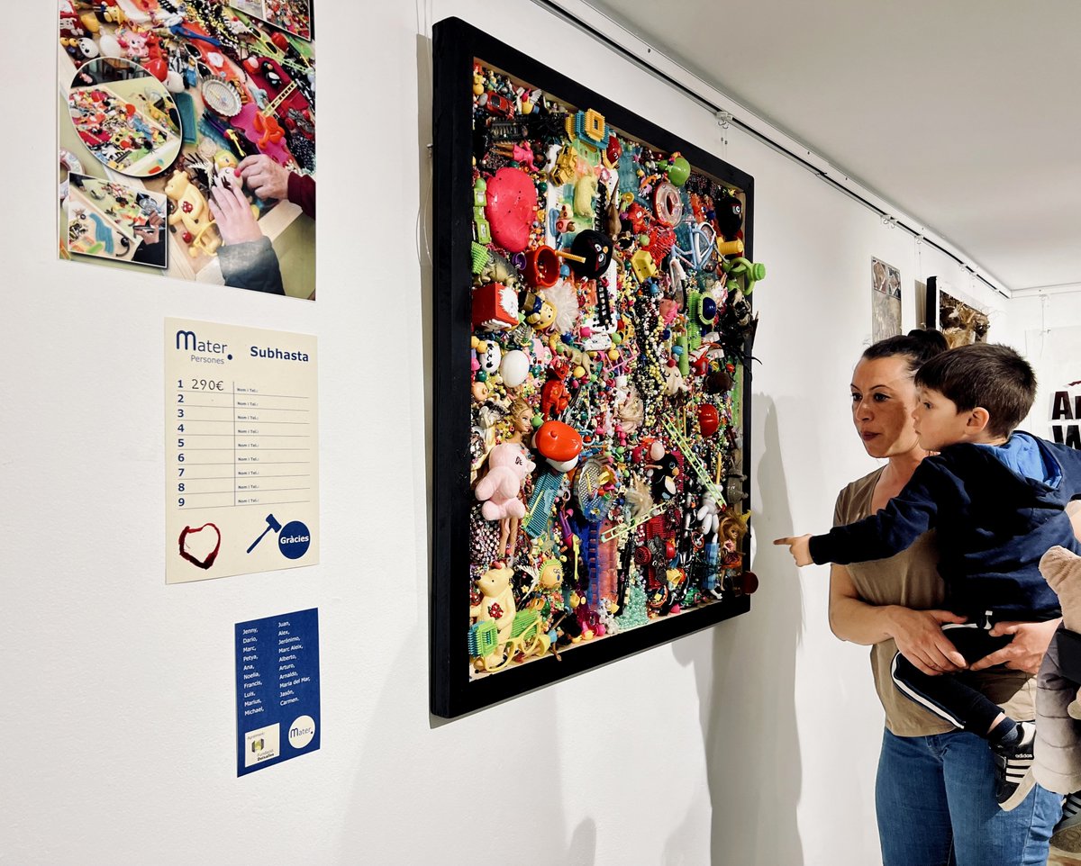 orgmater's tweet photo. 📸 Exitosa #Inauguració de l'#Exposició «𝐓𝐎𝐂𝐀'𝐌ater» ♥️ a l'#HotelArtmadams. 1⃣4⃣ obres realitzades als Tallers d'Experiències Sensorials. 🫳🏾 https://t.co/mYvR4hq9tx Quadres col·laboratius on s'ha treballat el sentit del #Tacte, sent la #Textura l'element comú. 😍 #SOMMater https://t.co/BwWixlf7nX