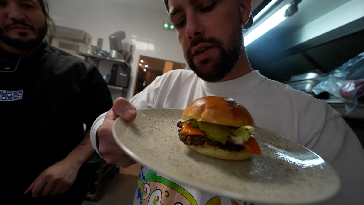 valouzz_'s tweet photo. On a réussi à avoir le temps d'un week-end prochainement un TRÈS gros restaurant à Rennes pour vendre mes premiers Burgers en beta test 💪🍔 j'ai trop hâte, j'vous tiens au jus ! 😁😁 https://t.co/3ehPIL8N0o