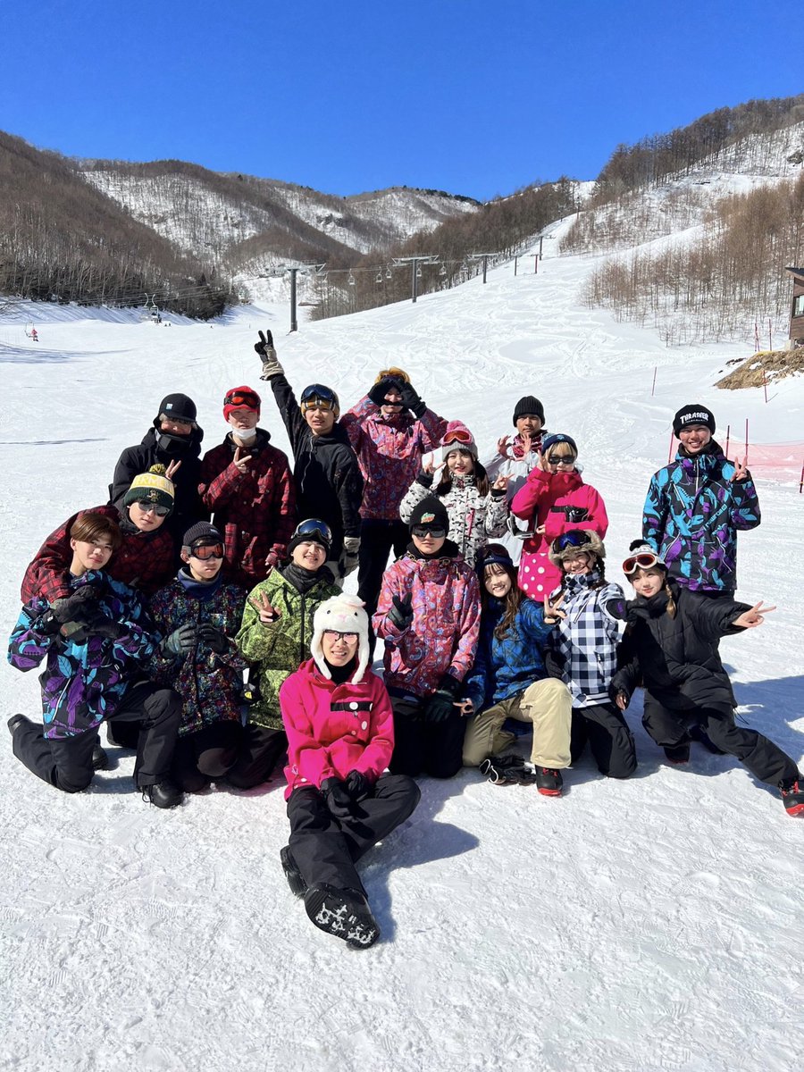 azul_komazawa's tweet photo. イベント紹介④
《冬合宿》

冬にはスノボ合宿（冬合宿）を行います⛷🎶

スノボ⛷雪合戦☃️温泉♨️で楽しく、ほっこりした2泊3日となります✨‼️

みんなで滑る雪山からはサイコーの景色が見られます⭐️🌄

皆さんも是非FC.AZULで一緒に冬合宿を楽しみましょう🎶 https://t.co/dIkQYukfUS