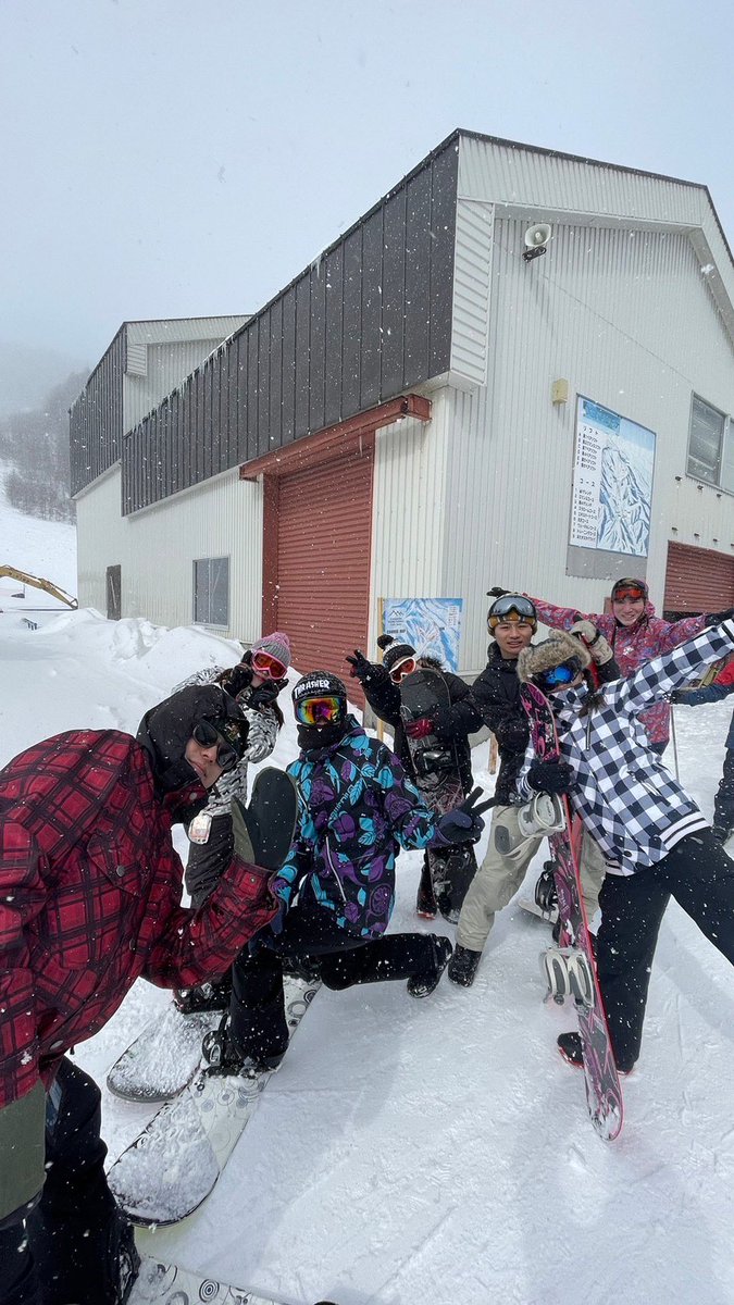 azul_komazawa's tweet photo. イベント紹介④
《冬合宿》

冬にはスノボ合宿（冬合宿）を行います⛷🎶

スノボ⛷雪合戦☃️温泉♨️で楽しく、ほっこりした2泊3日となります✨‼️

みんなで滑る雪山からはサイコーの景色が見られます⭐️🌄

皆さんも是非FC.AZULで一緒に冬合宿を楽しみましょう🎶 https://t.co/dIkQYukfUS