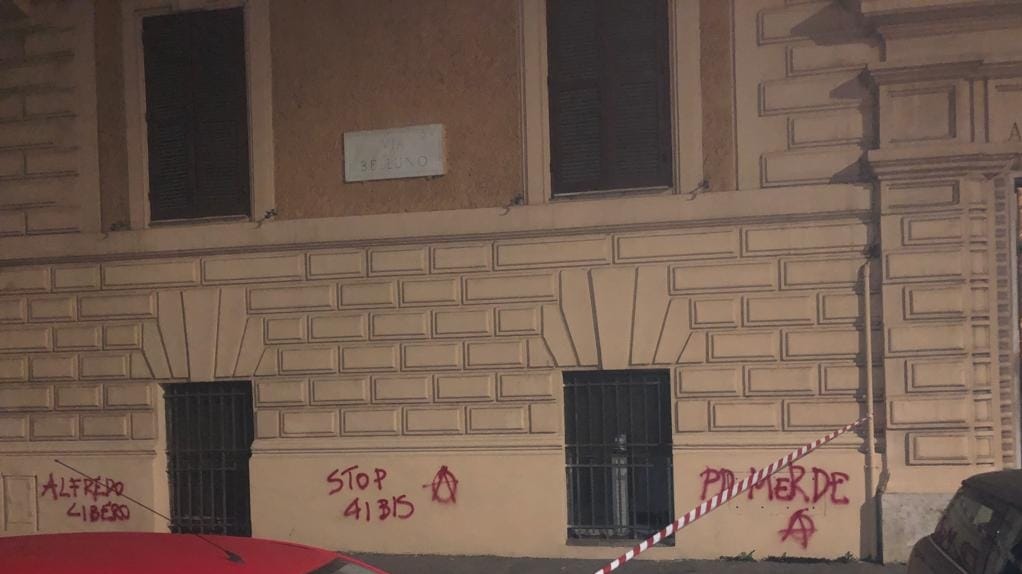 Stanotte ignoti hanno colpito il circolo Pd Italia Lanciani di via Catanzaro a Roma. Solidarietà ai democratici del circolo, ai
GD, al Segretario. E' un attacco vile che condanniamo fermamente. Ci auguriamo che i responsabili siano
presto identificati. Le minacce non ci fermano.