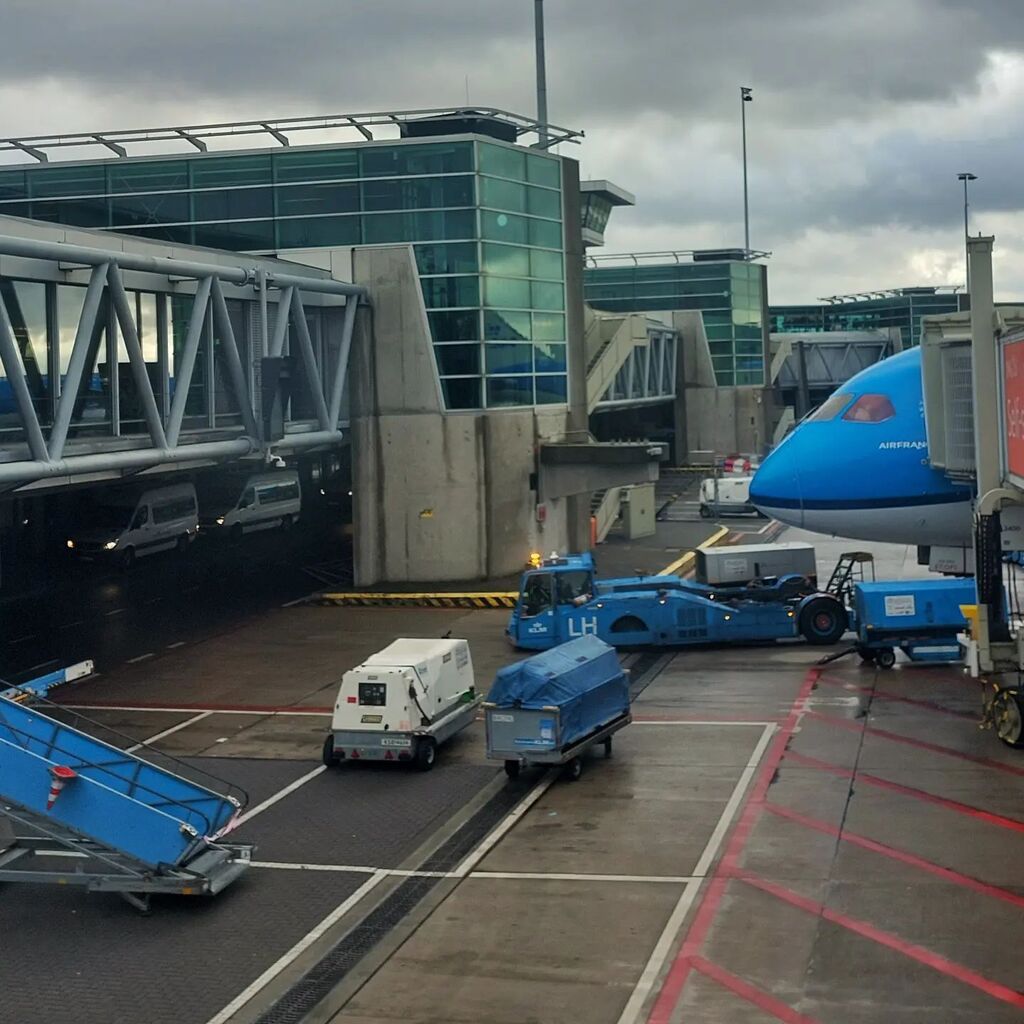 NothingDeclared's tweet photo. Swipe fast enough ➡ and you will magically assemble the beautiful 787-1000 which is carrying me off to thr magical wonderland of....Atlanta 🍑 https://t.co/trGLmJi8GP https://t.co/UGq7a71edP