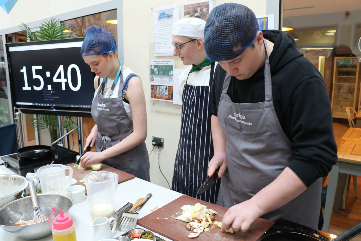 canterburycoll's tweet photo. We have been celebrating #StudentMoneyWeek at College!
The last two weeks have been filled with interactive activities, including talks from @HSBC_UK , cooking competitions and DIY gift-making sessions 💷 🍳
Find out more in our news story here: https://t.co/ZOcCMtMJ0o https://t.co/i19vfVZH5C