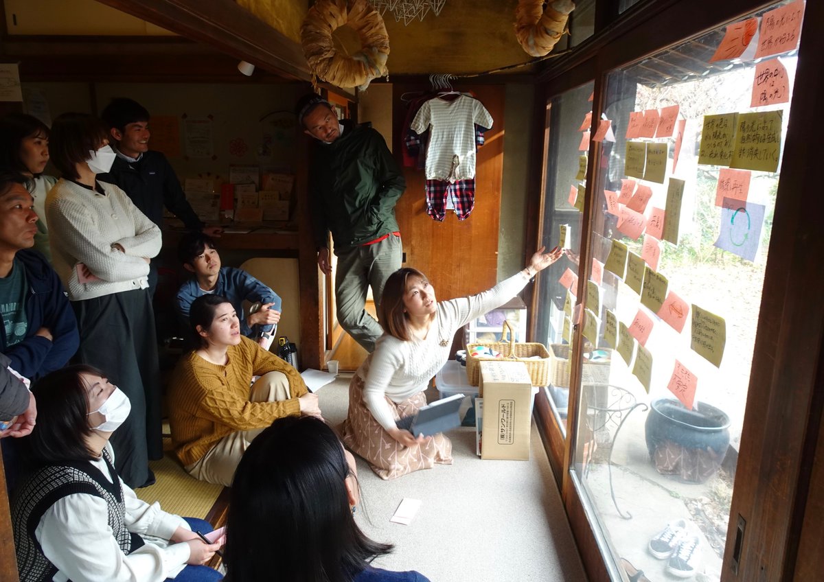 tankyuricky's tweet photo. 大人のちきゅうのがっこうでカルタワークで発想。ジェネレーターゼミは本当にエキサイティング。みんな中動態で「個」Laboで「Co」Labo。畳に並べてガラス窓に貼って、どんどんアイデアスパーク。　＃ジェネレーター　＃カルタワーク　＃FantasyWork https://t.co/iwbpjs6Rks